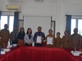 Direktur Politeknik eLBajo Commodus, I Nengah Dasi Astawa (tengah berdasi) bersama Kaban Penda, Yuliana Rotok bersama staf. (Foto : Tildis)