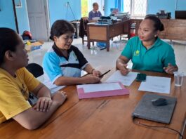 Sekretaris DinKominfo (Kanan) saat memberi bimbingan kepada Admin SP4N Lapor