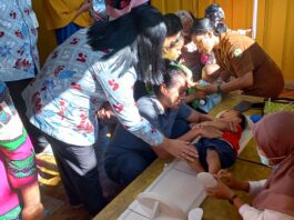 Pengukuran berat dan tinggi badan saat posyandu di Labuan Bajo