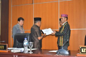 Penyerhan Ranperda tentang Pertanggungjawaban Pelaksanaan APBD Kabupaten Manggarai Barat tahun anggaran 2023 menjadi Peraturan Daerah (Perda).