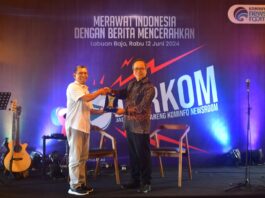 Kadis Kominfo Manggarai Barat (kiri) dan Direktur Pengelola Media Dirjen IKP Kemenkominfo RI, Nursodik Gunarjo. (Foto : Gonsalez)