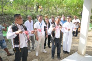 Bupati manggarai Barat Edistasius Endi, SE menggunting pita sebagai tanda Puskesdes Ndeweng resmi beroperasi