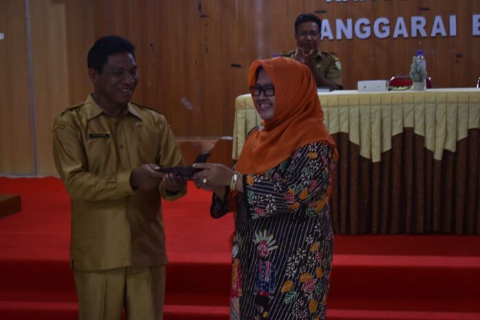 Kepala BPSDM Provinsi DKI Maria Qibtya menyerahkan pelakat kepada pemda Manggarai Barat photo by Gonsalez