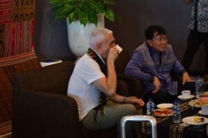 Duta Besar Brasil (baju Putih) saat menikmati Kopi Manggarai bersama Wakil Bupat Yulianus. (Foto : Gonsalez)