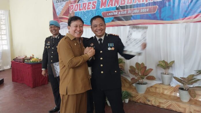 Wakil Bupati Yulianus, dr. Yulianus Weng bersama Kapolres Manggarai Barat, Ari Satmoko