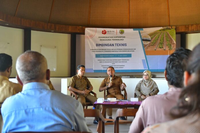 Kepala BRIDA Manggarai Barat, Tarsisius Gonza (tengah), saat menyampaikan sambutan. (Foto : Gonsalez)