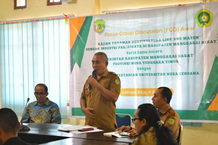 Asisten Perekonomian dan Pembangunan Setda Kab. Manggarai Barat, Florianus Nabu (berdiri) saat membacakan sambutan. (Foto : Gonsalez)