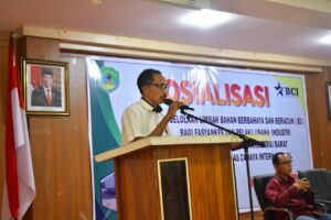 Asisten Pemerintahan dan Kesejahtraan rakyat Hilarius Madin saat memberikan sambutan dalam kegiatan pengelolaan limbah B3