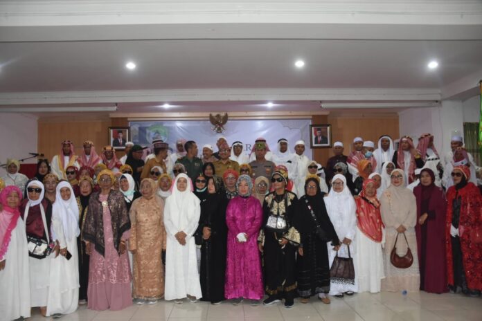 Sekretaris Daerah Kabupaten Manggarai Barat (tengah) bersama 79 Jemaah Haji Manggarai Barat (foto by : Mathildis)