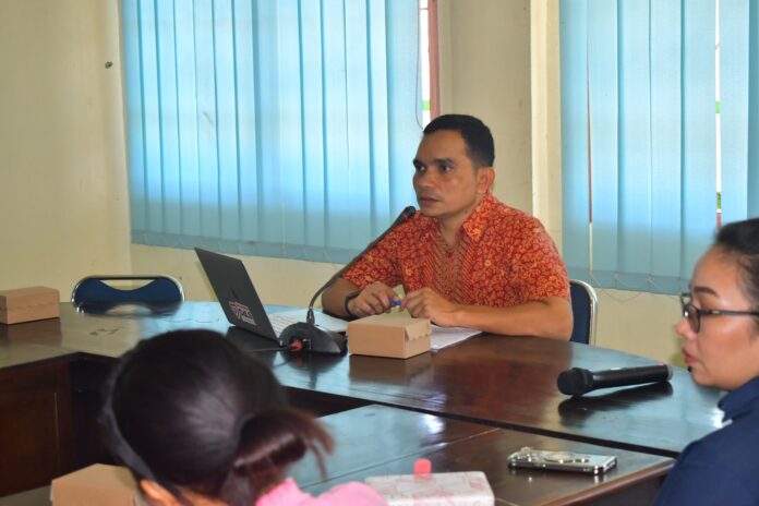 Kepala BAPPEDA Mabar, Peter A Rasyid, saat menyampaikan sambutan. (Foto : Gonsalez)