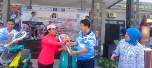 Wakil Bupati Yulianus saat menyerahkan kunci sepeda motor kepada pemenang doorprize. (Foto : Rafika)