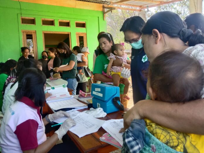 Warga Kelurahan Wae Kelambu saat mengikuti PIN Polio di Golo Koe. (Foto : Tildis)