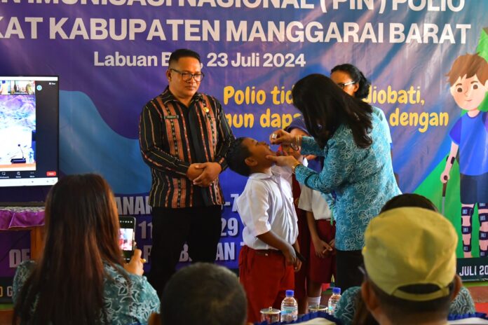 Kadis Kesehatan, Adrianus, saat menyaksikan pemberian vaksin Polio pada salah satu sasaran. (Foto : Gonsalez)