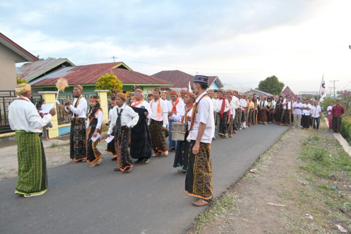 Warga Lembor Selatan saat menerima kunjungan kerja Bupati Edi. (Foto : Tian)