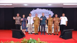 Dirjen IKP Kominfo, Usman Kansong (tengah) saat foto bersama Sekda Mabar dan Kadis Kominfo Mabar serta para nara sumber kegiatan. (Foto : Gonsalez)