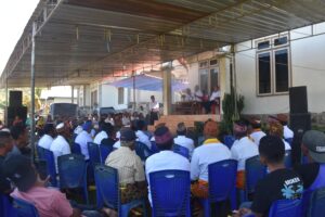 Masyarakat Sambi Rembong saat mendengarkan penjelasan Bupati Edi. (Foto : Tian Candra)