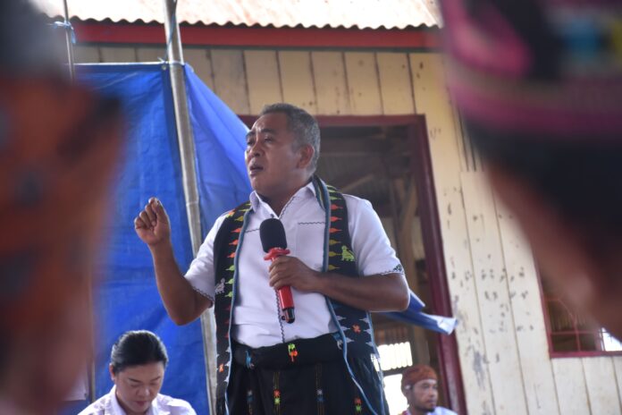 Bupati Edi saat berbicara di hadapan warga di rumah gendang Golo Karot. (Foto : Tian)