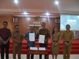 Bupati Edi dan Direktur WeCare.id, Gigih Rezki Septianto foto bersama dengan MOU yang sudah ditandatangani. (Foto : Tildis)