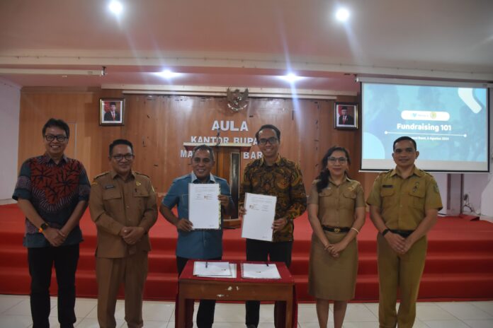 Bupati Edi dan Direktur WeCare.id, Gigih Rezki Septianto foto bersama dengan MOU yang sudah ditandatangani. (Foto : Tildis)