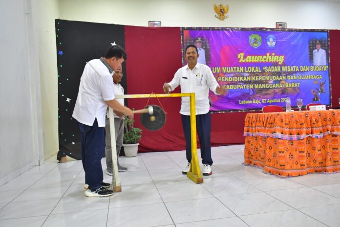 Wakil Bupati dr. Yulianus Weng saat memukul gong, simbo Launching Mulok Sadar Wisata dan Budaya. (Foto : Gonsalez)