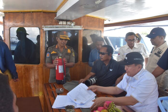 Wabup Yulianus saat inspeksi di atas sebuah kapal Phinisi. (Foto : Yanti)