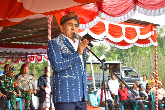 Bupati Manggarai Barat, Edistasius Endi saat menyampaikan sambutan pembukaan kegiatan Pameran Hiburan Rakyat di Mbuhung. (Foto : Gonsalez)