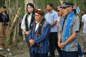 Bupati Manggarai Barat, Edistasius Endi dan Ketua DPRD Mabar, Marten Mitar, saat diterima secara ada di Mbuhung. (Foto : Gonsalez)