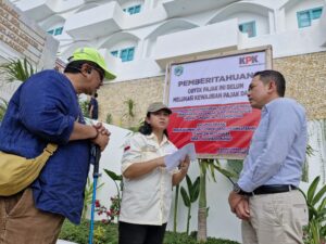 Kaban Pendapatan Daerah bersama tim KPK saat pemasangan plang peringatan di Hotel Local Collection. (Foto : Yanti)