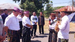 Bupati Edi dan Wabup dr. Yulianus, saat diterima secara adat di kampung Golo Karot Kec. Lembor. (Foto : Tian)