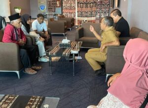 Bupati Edi bersama keluarga Nadia di ruang VIP Bandara Komodo. (Foto : Ist)