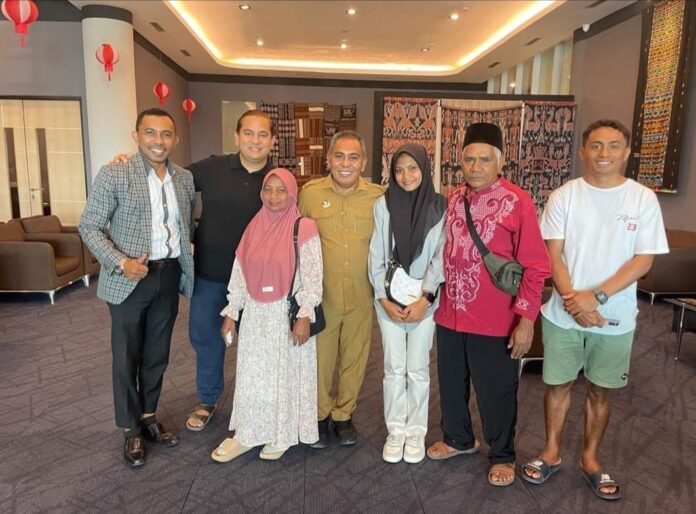 Bupati Edi (tengah) bersama Nadia Eka dan keluarganya di bandara Komodo. (Foto : Ist)