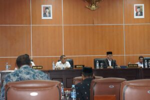 Bupati Edi bersama Ketua DPRD, Marten Mitar saat sidang DPRD ke-18. (Foto : Sebinus)