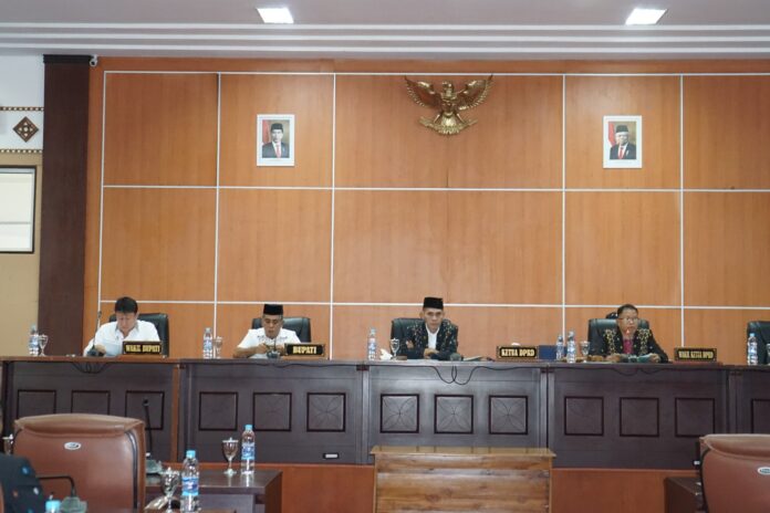 Bupati Edi dan Wabup Yulianus bersama pmpinan DPRD Manggarai Barat saat sidang parpurna ke-18. (Foto Sebinus)