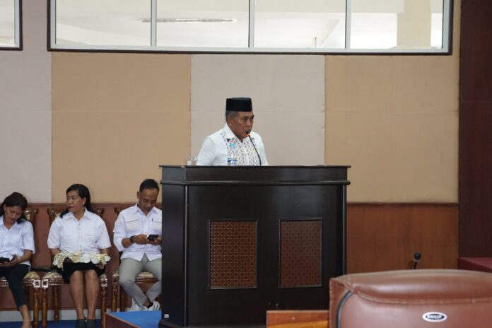 Bupati Edi saat sidang Paripurna ke-19 DPRD Mabar. (Foto : Sebinus)