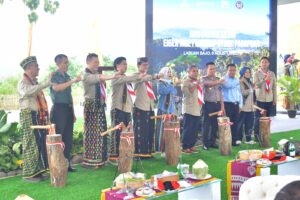 Bupati Manggarai Barat  Edistasius Endi Dampingi Menparekraf  Sandiaga S. Uno Saat Groundbreaking Eiger Hill di Para PuarPicture by : Gonsalez
