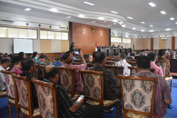 Yovi Widiyanti (berdiri di podium) saat membacakan laporan Banggar. (Foto : Tildis)