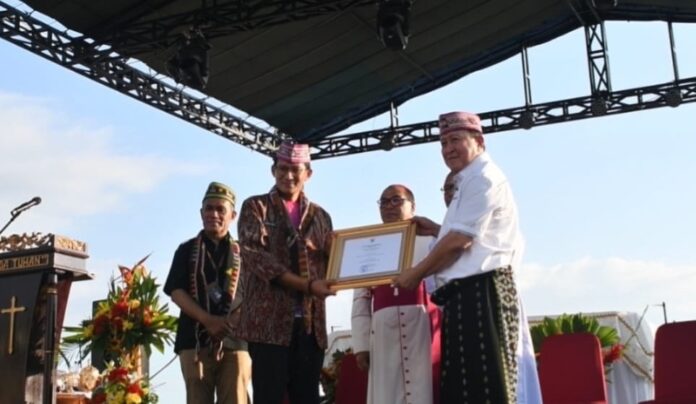 Wakil Bupati Manggarai Barat, dr. Yulianus Weng (kanan), saat menerima serfiikat KEN dari Menteri Pariwisata, Sandiaga S. Uno. (Foto : Gonsalez)