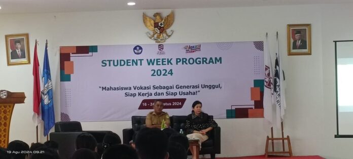 Bupati Edi saat memberikan kuliah umum dihadapan para mahasiswa elBajo Commodus. (Foto : Rafika)