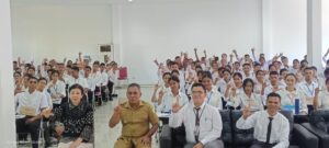 Bupati Manggarai Barat, Edistasius Endi bersama mahasiswa Politeknik el Bajo Commodus. (Foto : Rafika)