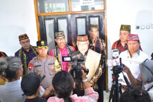 Wakil Bupati Manggarai Barat, dr. Ylianus Weng, saat mendampingi Kepala BNN RI, Marthinus Hukom, melayani wartawan. (Foto : Gonsalez)