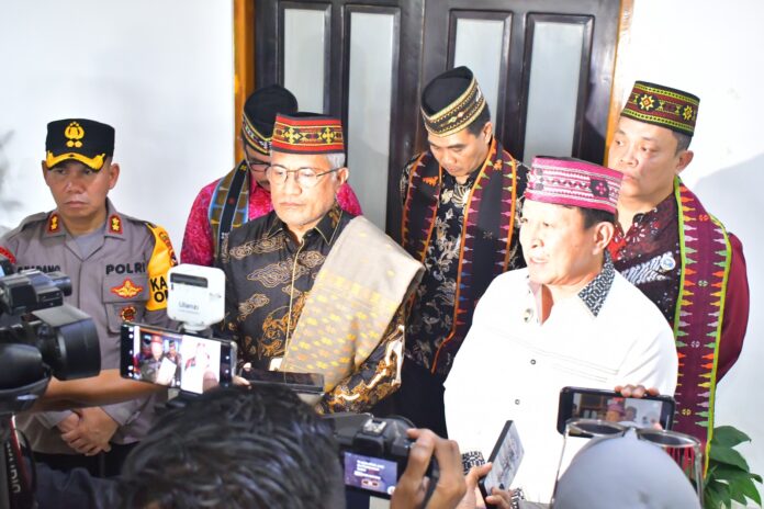 Wakil Bupati Manggarai Barat, dr. Yulianus Weng, saat menjawab wartawan. (Foto : Gonsalez)