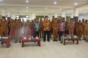 Sekda Mabar, Fransiskus Sales Sodo bersama Tim KPK saat foto bersama peserta kegiatan. (Foto : Tildis)