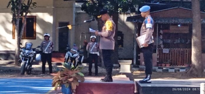 Kapolres Manggarai Barat, AKBP. Christian Kadang, saat membacakan amanat Kapolda NTT, Irjen Daniel Tahi Monang Silitonga. (Foto : Bion)