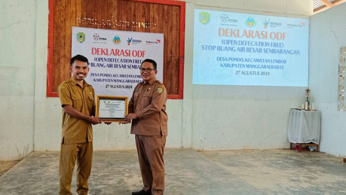 Kades Pondo, Kordianus Epong (kiri) saat menerima penyerahan sertifikat dari Kepala Dinas Kesehatan Manggarai Barat, Adrianus Ojo. (Foto : Dok Dinkes)