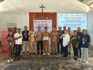 Kades Pondo, Kordianus Epong (tengah) bersama Kadis Kesehatan Manggarai Barat dan pejabat terkait saat kegiatan deklarasi. (Foto : Dok Dinkes)