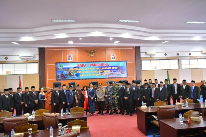 30 (minus 1) anggota DPRD Kabupaten Manggarai Barat saat foto bersama Bupati dan Forkompimda Manggarai Barat. (Foto Gonsalez)