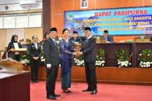 Yopi Widyanti saat menerima palu sidang dari Marten Mitar. (foto : Gonsalez)