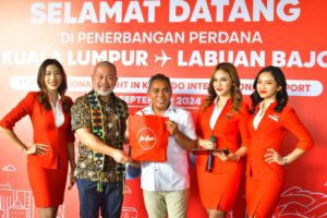 Bupati Edi (tengah) saat menerima bingkisan dari piah AirAsia. (Foto : Gonsalez)