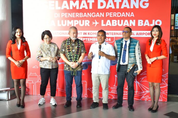 Bupati Edi (tengah) saat berbicara dihadapan para petinggi AirAsia. (Foto : Gonsalez)