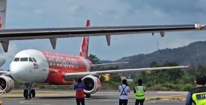 Pesawat AirAsia dari Kuala Lumpur Malaysia saat tiba di Bandara Udara Komodo Labuan Bajo (Foto : Ferdy Jemaun)